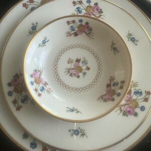 Vintage Syracuse Ivory Old Coventry Dinner Set